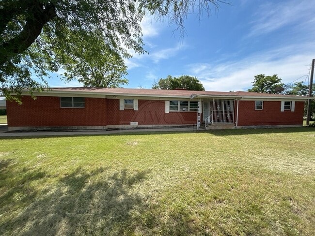 3906 S Clear Creek Rd