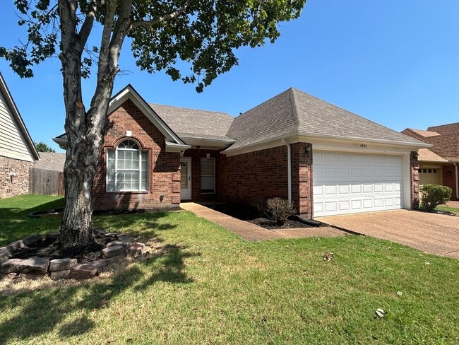 Building Photo - Cozy home in The Commons neighborhood offering split bedroom floor plan! Back yard is fully fence...