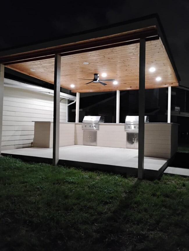 La barbacoa de noche - Windfern Meadows