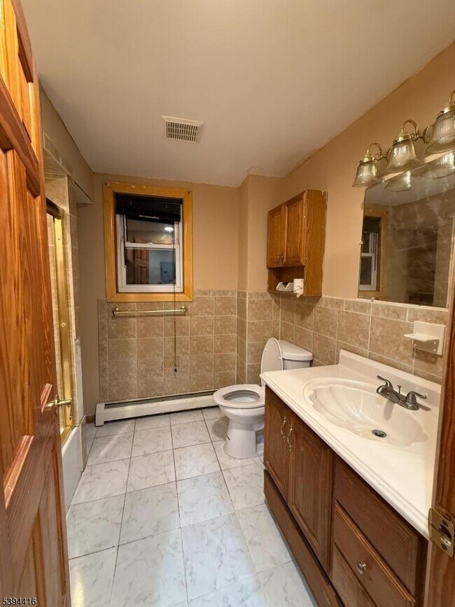 Photo - 389 Amherst St