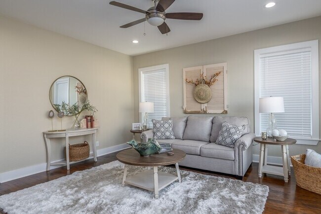 Photo - Tour Today! 2 bedroom at 321 S. Bois D'Arc!