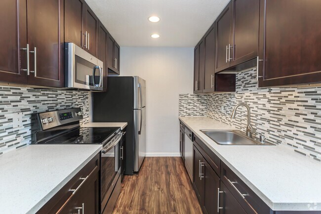 GOURMET KITCHEN - Creekside Apartments