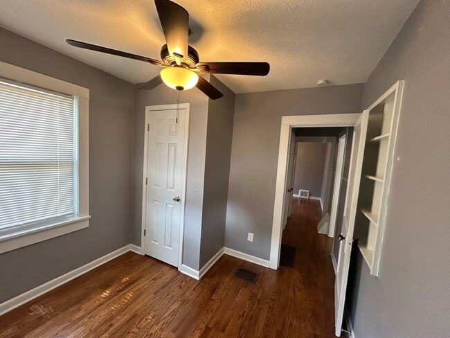 Photo - 3 bedroom with fenced in yard