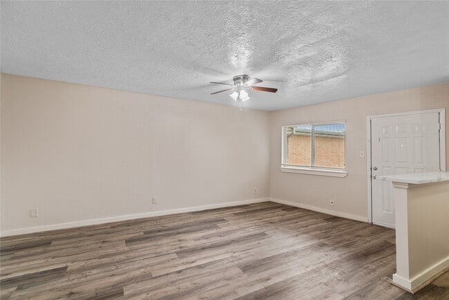 Photo - 4811 Oakland St Unit 6