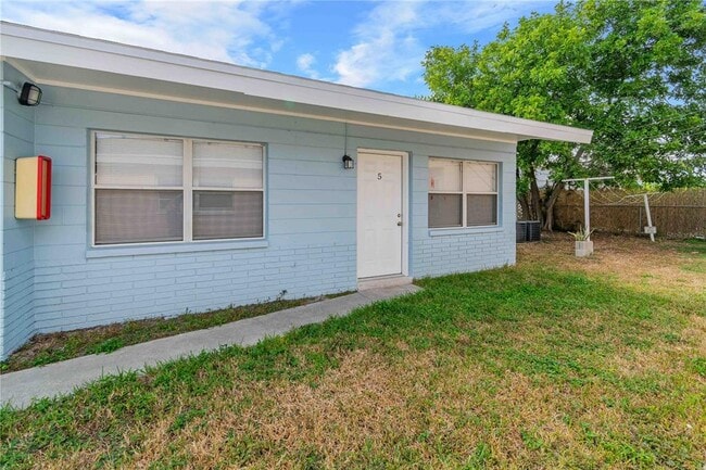 Building Photo - 140 112th Ave N Unit 5