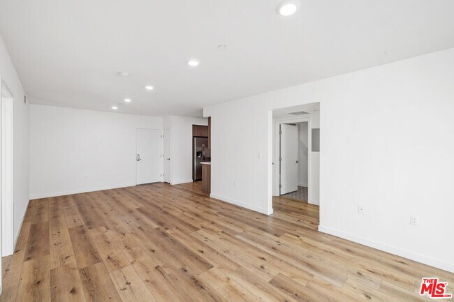 Photo - 5229 Willowcrest Ave Unidad 204