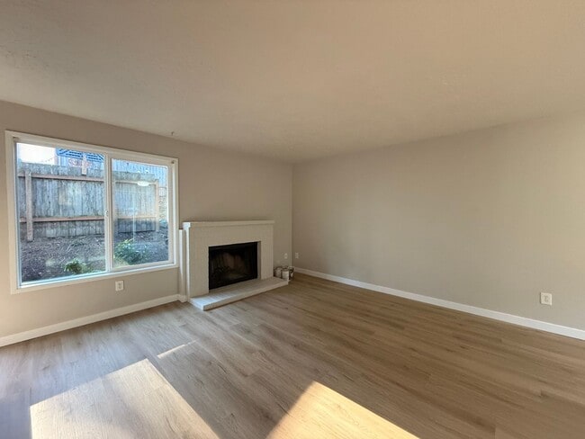 Photo - NOW SHOWING SNEAK PREVIEW - RENOVATED TOWNHOME in Raleigh Hill Available for IMMEDIATE MOVE IN an... Unit 5115