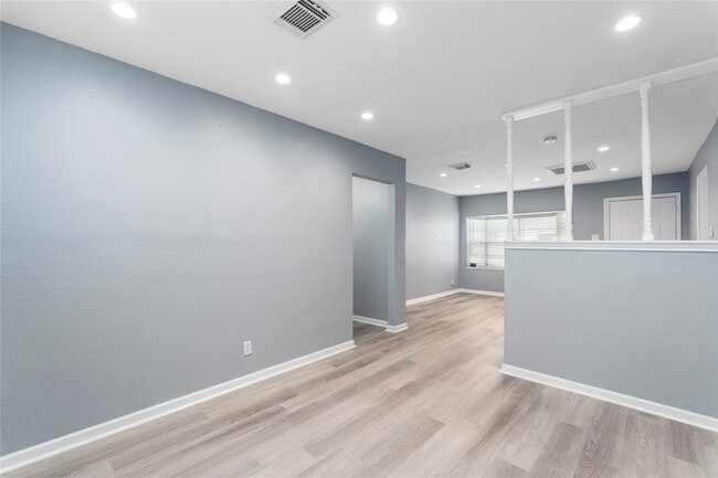 Photo - 5703 Minden St