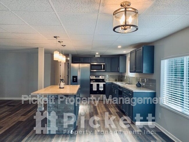 Photo - 290 Tahuyeh Pl W