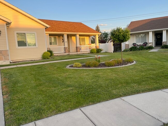 Jardín delantero - 5488 S 4025 W