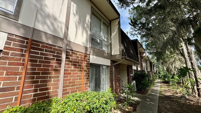 Building Photo - Great location! - FREE PARKING - Walk To S...