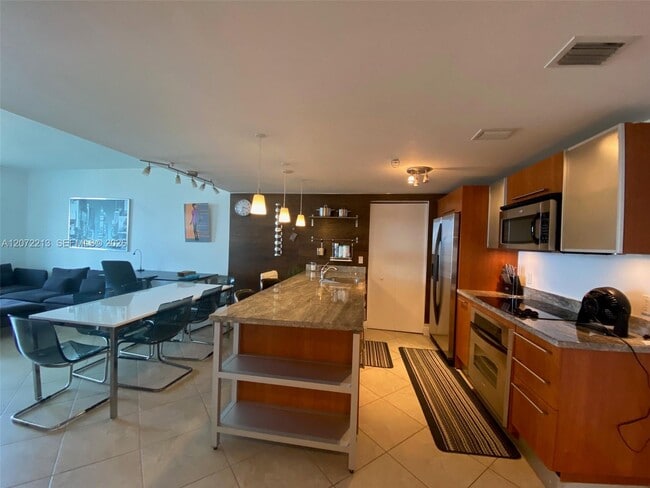 Building Photo - 185 SW 7th St Unit 1607