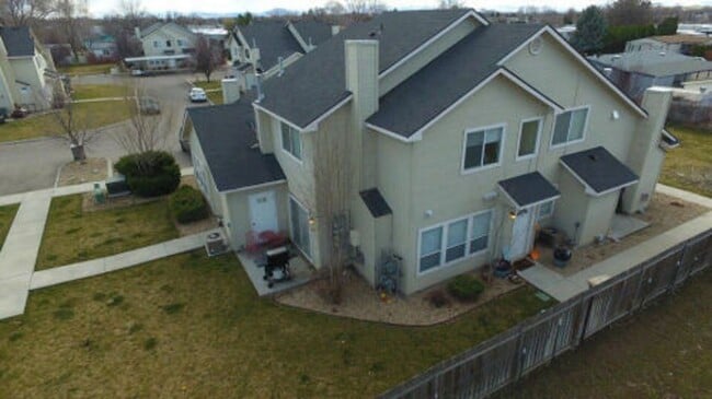 Building Photo - 2 bedroom unit Centrally located in Nampa