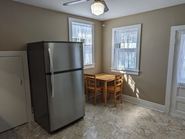 Photo - 837 W Stephenson St