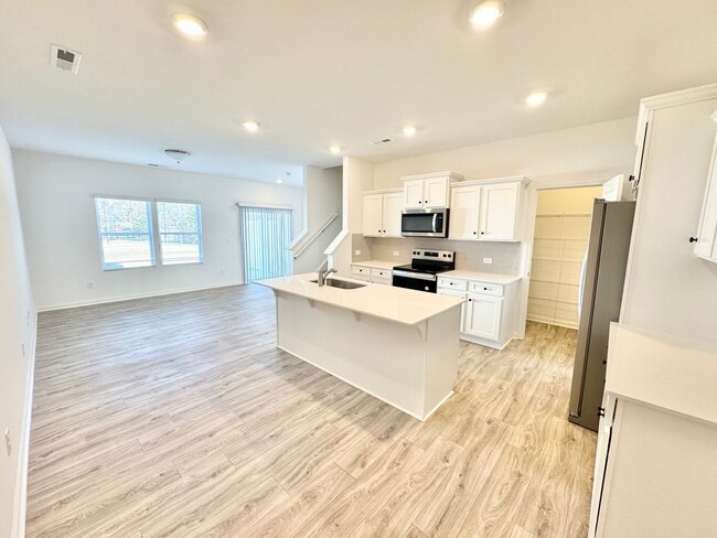 Photo - BEAUTIFUL 3BD Townhome Walking Distance to Downtown