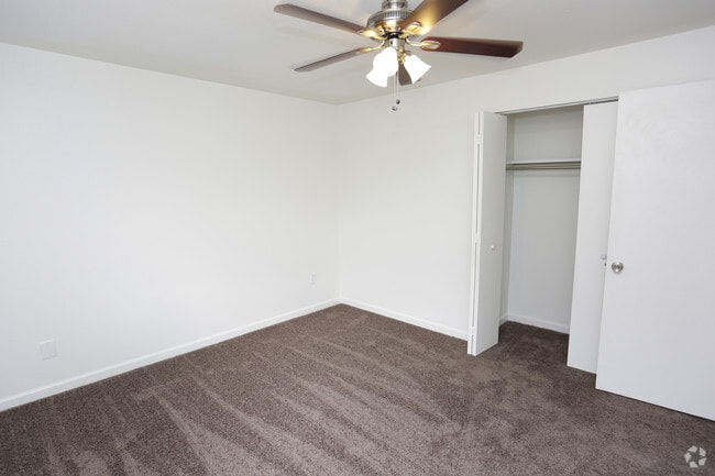 2BR, 2BA - 820 SF