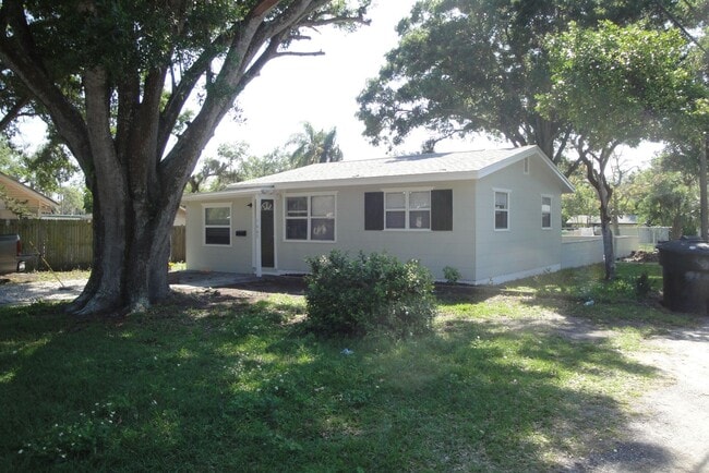 Building Photo - Three Bedroom One Bathroom House For Rent