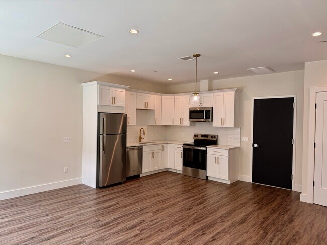 175 E Main St Unit 1