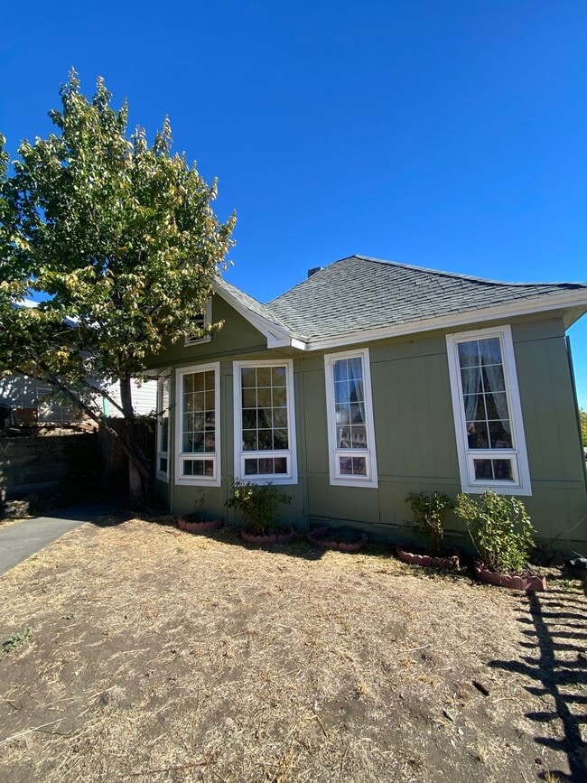 Building Photo - 2 bedroom, 1 bathroom house, fenced yard, ...