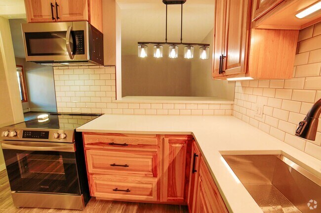 Building Photo - Year lease! Remodeled! 2 parking spots! Wa... Rental