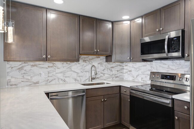 Photo - 5445 N Sheridan Rd