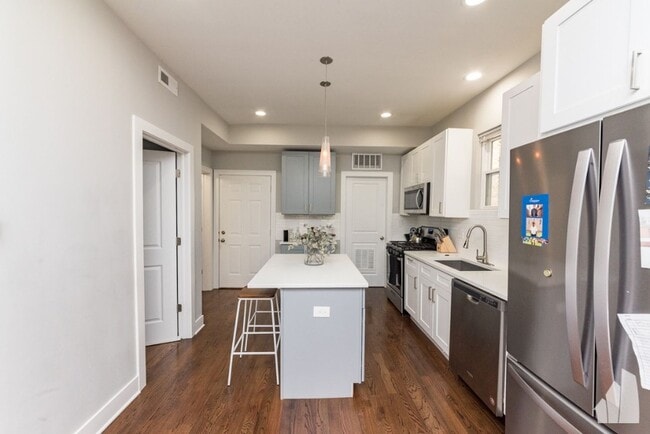 Building Photo - 3570 W Dickens Ave Unit 3570 West Dickens Ave