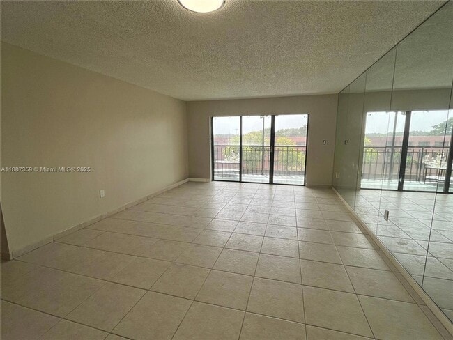 Photo - 650 NE 149th St Unidad 502A