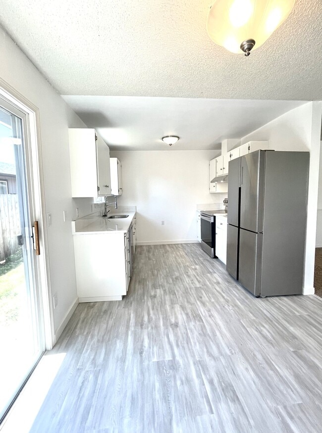 Photo - 2142 Rhodora St