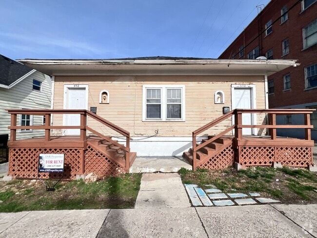 Building Photo - 652-652 W Lander St Unit 652 W Lander Rental