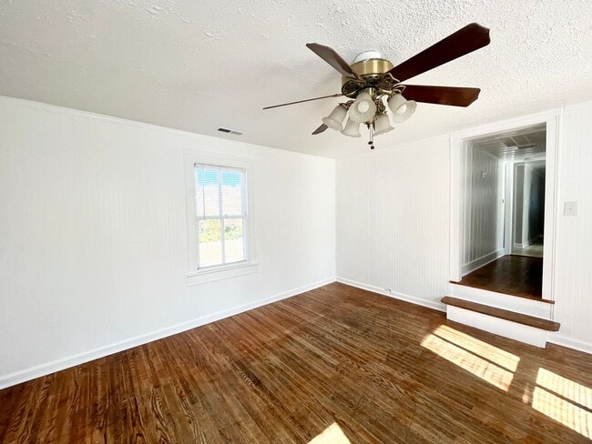 Photo - 301 W Fearing St