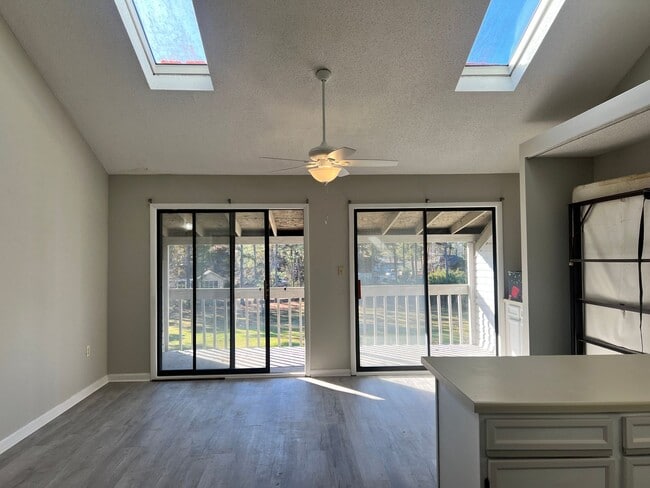 Photo - Beautifully Updated Studio in Island Green!