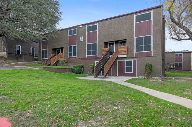 Green Oaks at Medical Apartments
