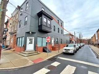 Building Photo - 1814 S 13th St Unit 2nd floor