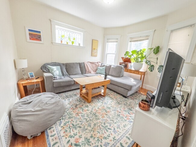 Building Photo - 70 Line St Unit 1