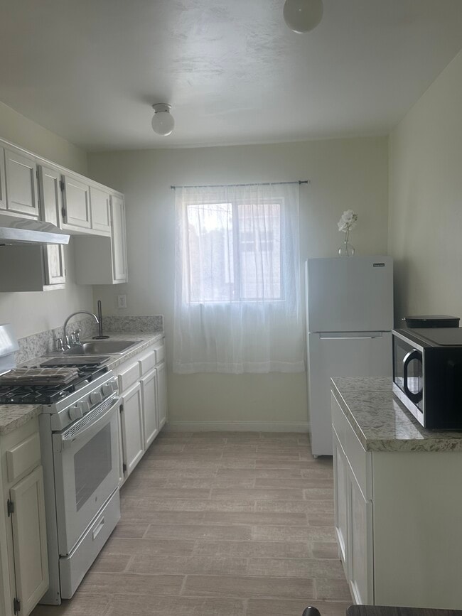 Photo - 2637 Kenwood Ave Unit 2