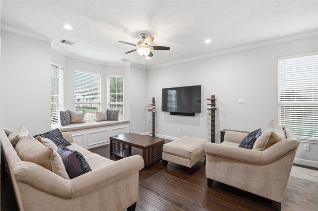 Photo - 1427 Scharpe St