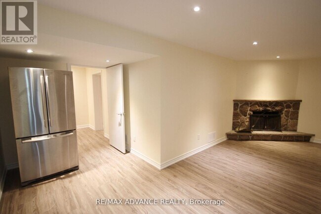 Photo - 33 Carluke Crescent Unit Lower