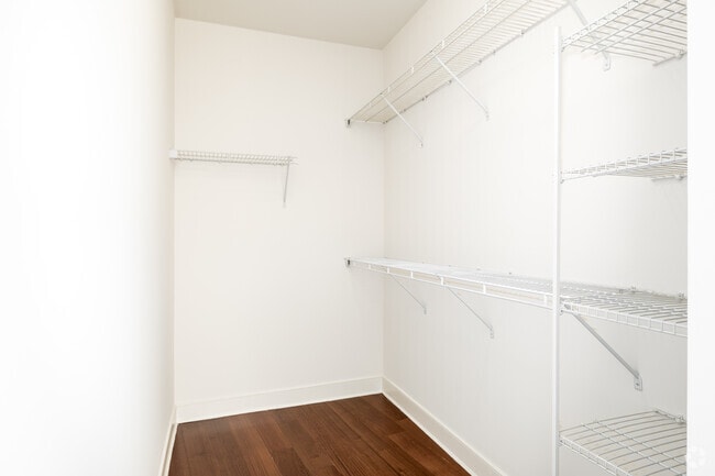 1BR, 1BA - 709SF - Walk-In Closet