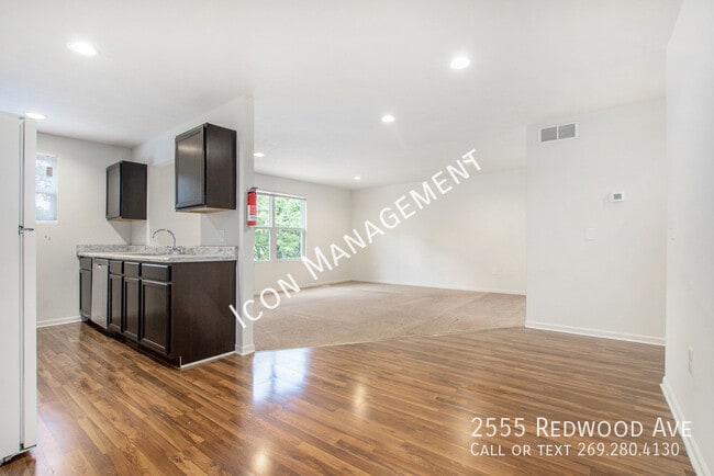 Photo - 2555 Redwood Ave