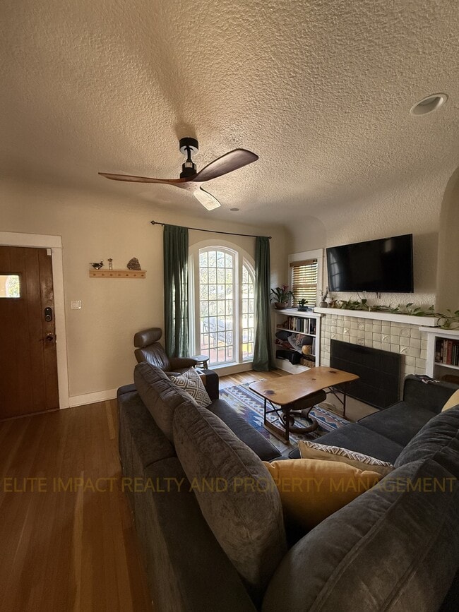 Photo - 2548 E 3rd St