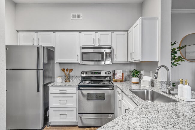 1BR, 1BA - 689SF - Kitchen