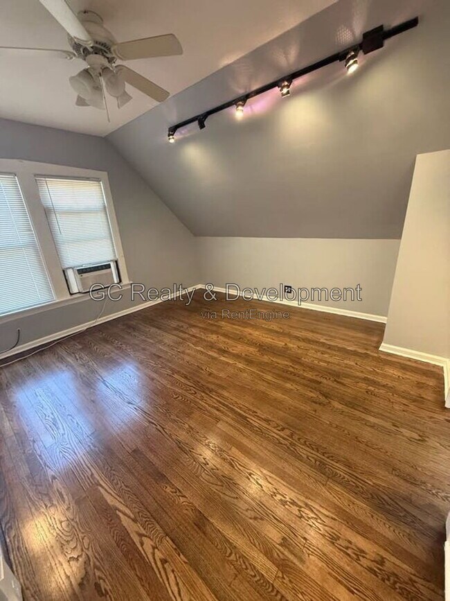 5709 W Dakin St Unit 2