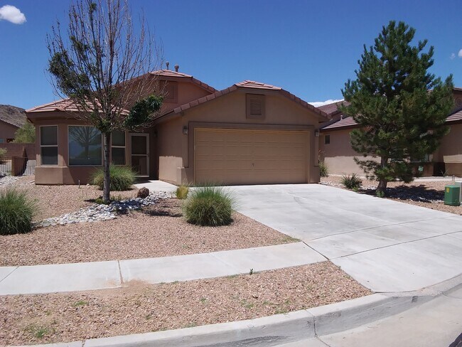 3 bed 2 bath home in Huning Ranch - 3 bed 2 bath home in Huning Ranch