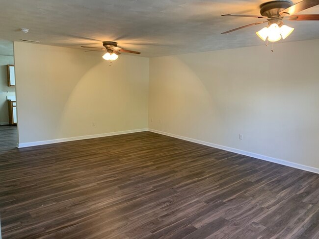 Photo - 415 Laurence Ln