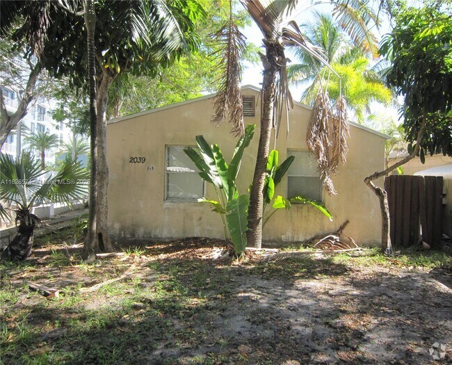 Building Photo - 2039 Taylor St Unit A Rental
