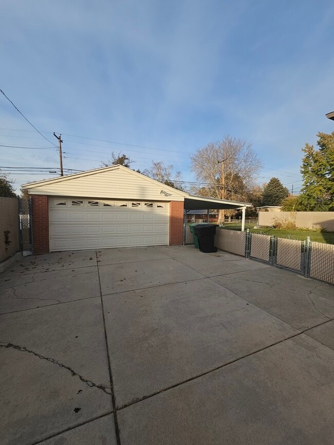 Building Photo - 4 bed 2 bath Home in Murray