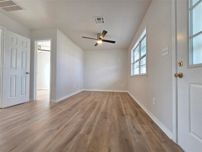 Photo - 411 W 4th St