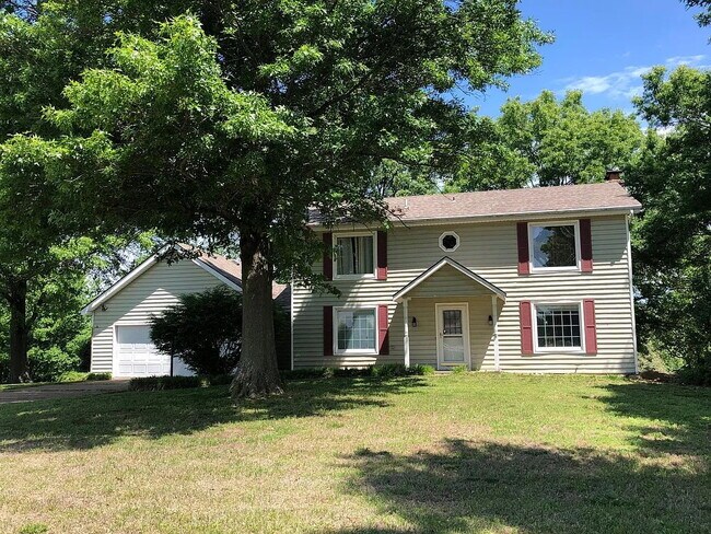 Photo - "Charming 3-Bedroom Retreat with Fireplace & Spacious 3100 Sq Ft Layout in Independence, KS!"