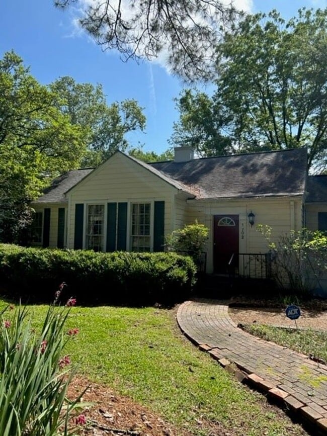 Building Photo - Beautiful Spacious Updated Home In Belhave...