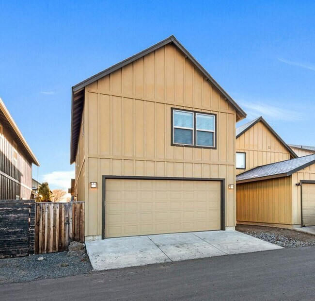 Photo - Beautiful townhome in Empire Crossing with mountain views!